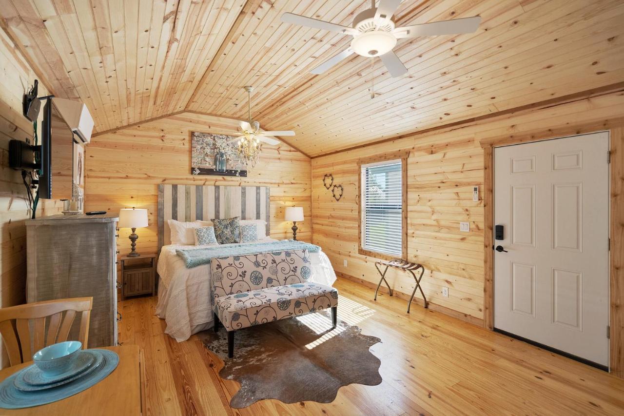 Отель Charming Casita Right On Main St! Фредериксберг Экстерьер фото
