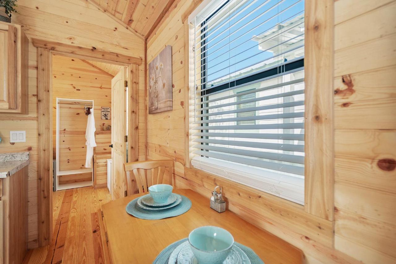 Отель Charming Casita Right On Main St! Фредериксберг Экстерьер фото