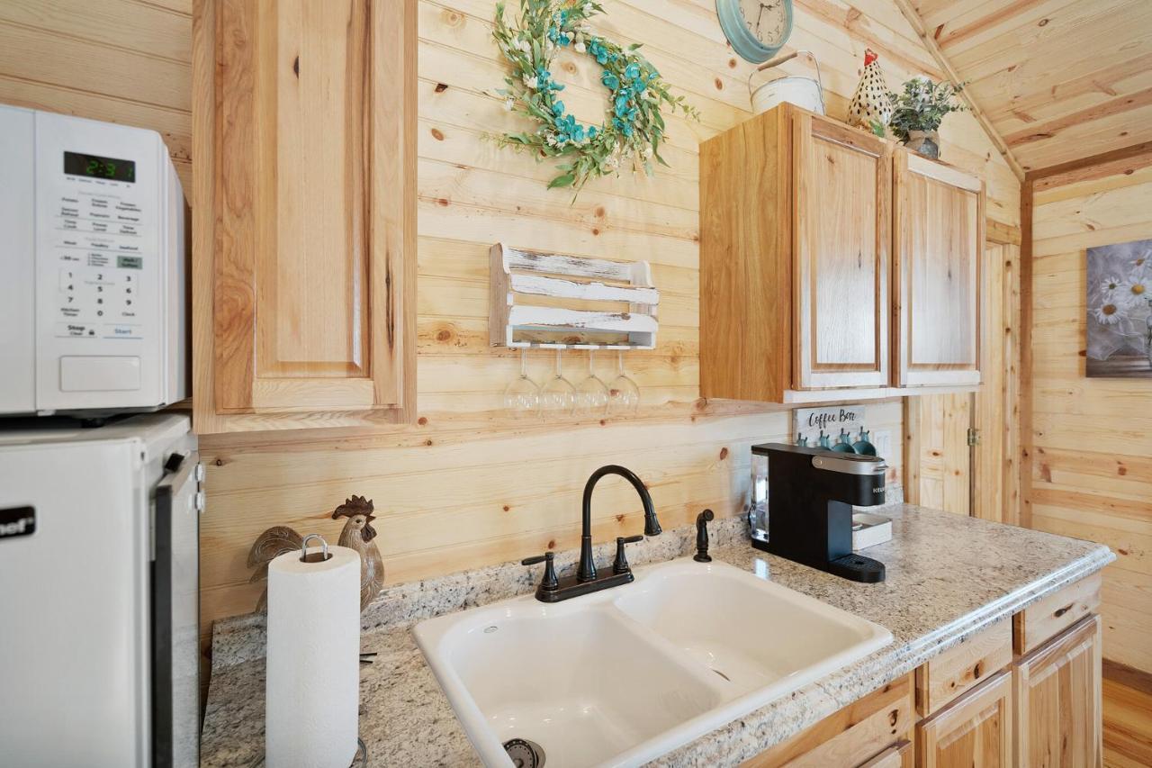 Отель Charming Casita Right On Main St! Фредериксберг Экстерьер фото