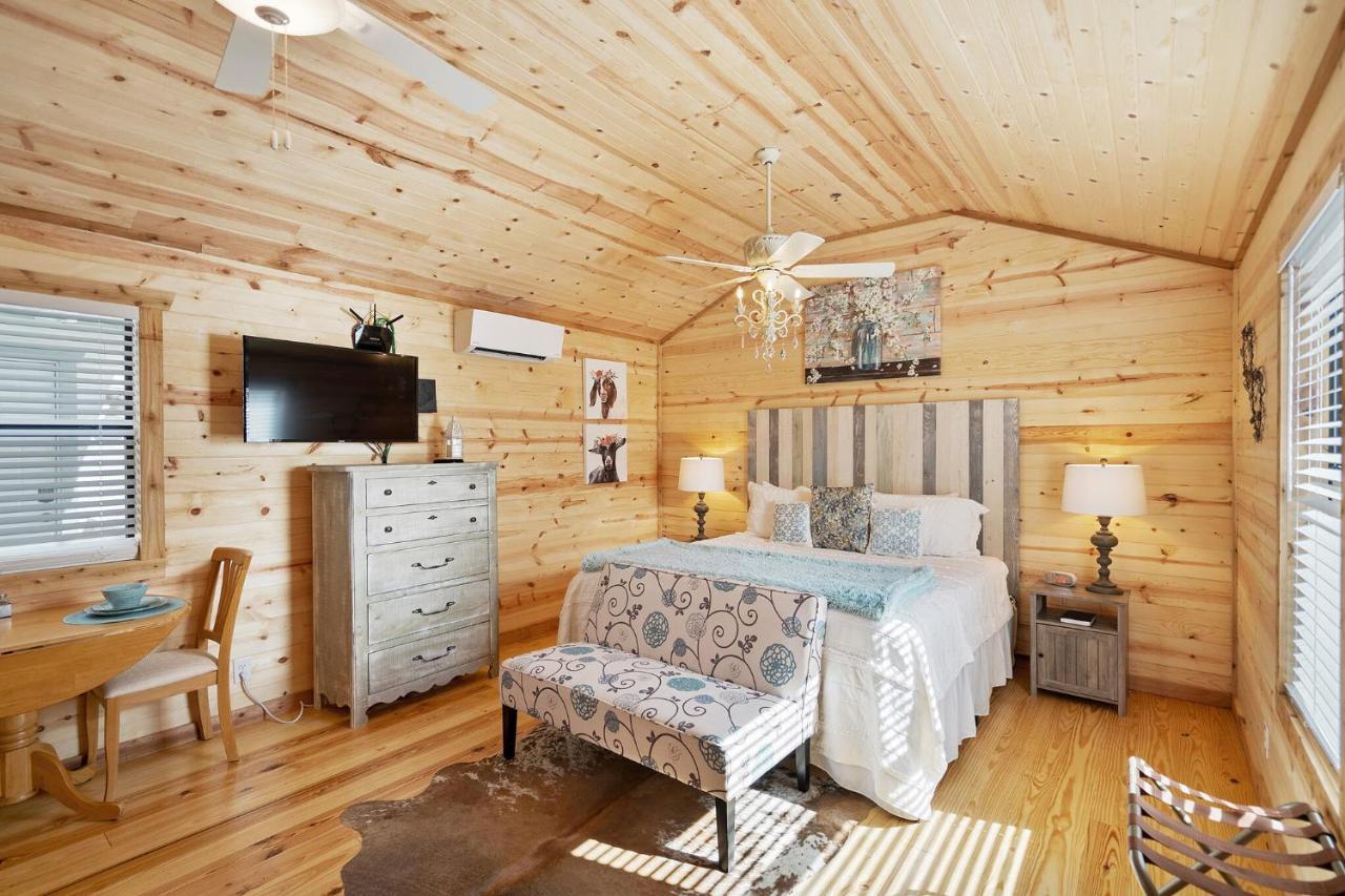 Отель Charming Casita Right On Main St! Фредериксберг Экстерьер фото