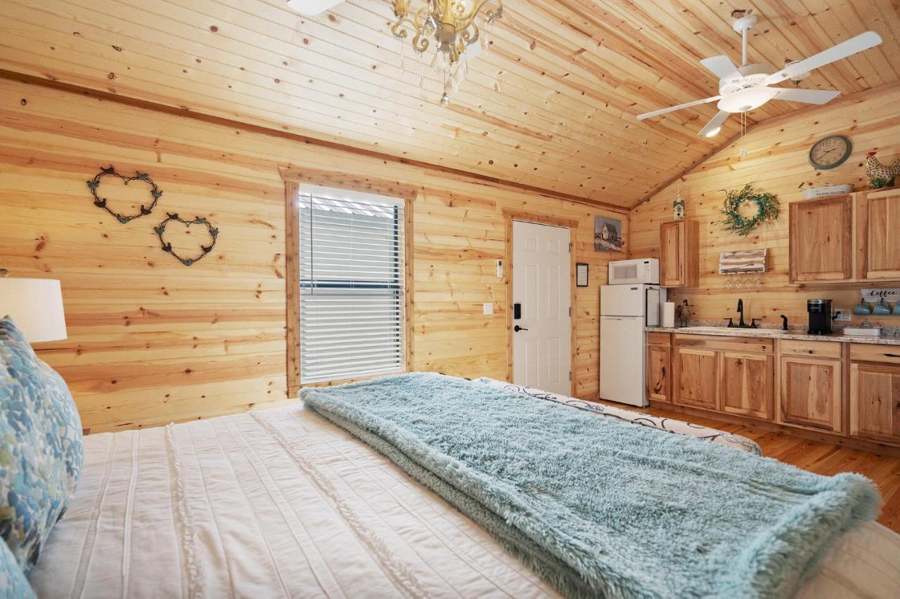 Отель Charming Casita Right On Main St! Фредериксберг Экстерьер фото