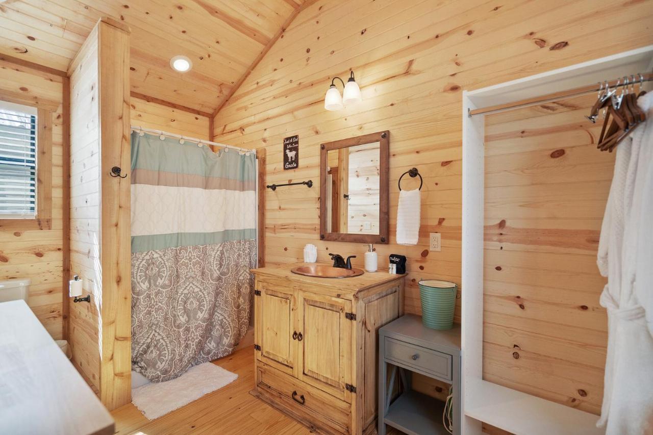 Отель Charming Casita Right On Main St! Фредериксберг Экстерьер фото