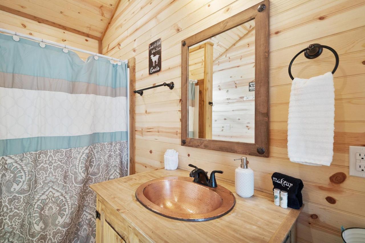 Отель Charming Casita Right On Main St! Фредериксберг Экстерьер фото