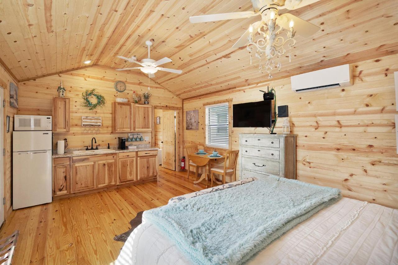 Отель Charming Casita Right On Main St! Фредериксберг Экстерьер фото