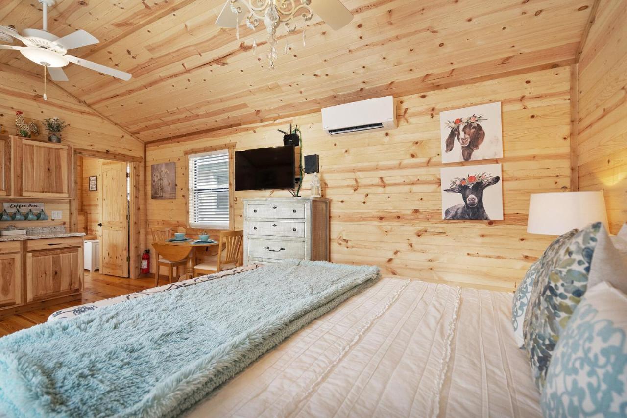 Отель Charming Casita Right On Main St! Фредериксберг Экстерьер фото