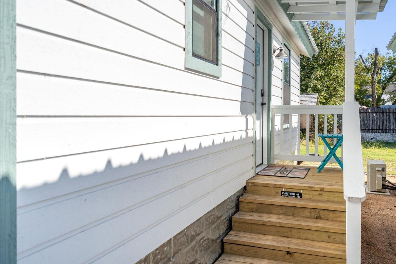 Отель Charming Casita Right On Main St! Фредериксберг Экстерьер фото